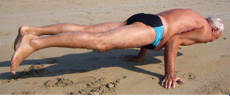 Dad en planche crocoldile, sain et sur la plage